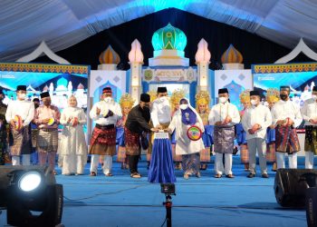 Walikota Tanjungpinang, Rahma bersama Gubernur Kepri, Ansar Ahmad saat menekan sirine tanda dibukanya MTQ tingkat kota Tanjungpinang, foto : ist