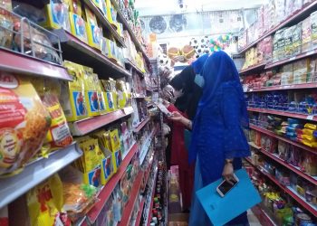 Petugas Disperindag Tanjungpinang saat melakukan Sidak di Swalayan, foto : Mael/detak.media