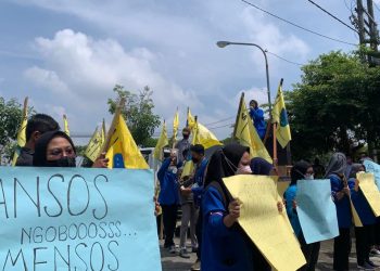 Kader PMII, saat sedang lakukan demo di depan gedung DPRD Kabupaten Blitar, foto : Dani ES/detak.media