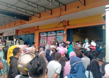 Masyarakat Natuna saat mengantri membeli minyak goreng di salah satu mini market, foto : Zaki/detak.media