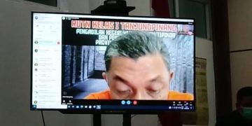 M. Chaidir saat menjalani sidang tuntutan melalui online, foto : Mael/detak.media