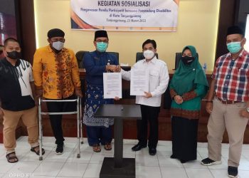 Ketua dan Anggota Bawaslu Kota Tanjung Muhamad Zaini, Maryamah, bersama Kepala Dinas Sosial Tanjungpinang Ahmad Nur Fatah, Anggota KPU Tanjungpinang Andri Yudi, Ketua FKKPD Jamaluddin, Ketua PPDI Ridwan, saat acara Sosialisasi Pengawasan Partisipatif dan Penandatangan MOU Peduli Kaum Difabel, foto : ist