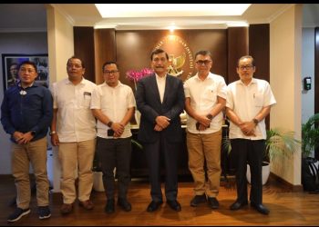 Buapti Natuna (dua dari kanan) , saat bertemu menteri Luhut Binsar Panjaitan (Foto : Ist/DM)