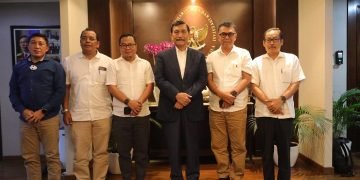 Buapti Natuna (dua dari kanan) , saat bertemu menteri Luhut Binsar Panjaitan (Foto : Ist/DM)