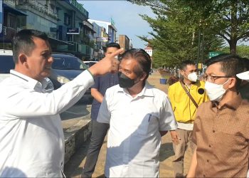 Gubernur Kepri, saat meninjau jalan di Kota Batam, foto : ist