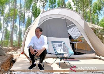 Potret Presiden RI Joko Widodo berduduk di kursi lipat tenda kawasan kemah Titik Nol Ibu Kota Negara (IKN) Kecamatan Sepaku, Kabupaten Penajam Paser Utara, Kalimantan Timur, Senin (14/3/2022). ANTARA/HO-Sekretariat Presiden/Agus Suparto