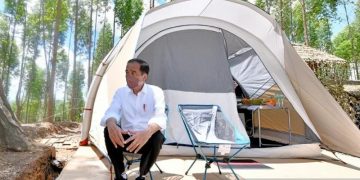 Potret Presiden RI Joko Widodo berduduk di kursi lipat tenda kawasan kemah Titik Nol Ibu Kota Negara (IKN) Kecamatan Sepaku, Kabupaten Penajam Paser Utara, Kalimantan Timur, Senin (14/3/2022). ANTARA/HO-Sekretariat Presiden/Agus Suparto
