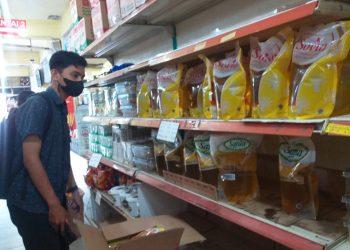 Salah seorang warga saat membeli minyak goreng, foto : mael/detak.media