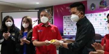 Ketua Umum Asosiasi Sepak Bola Wanita Indonesia (ASBWI) Nadalsyah menyerahkan tumpeng kepada Ketua Umum PSSI Mochamad Iriawan. (HO/Dok ASBWI)