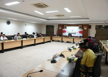 Gubernur Kepri, Ansar Ahmad saat memimpin Rapat penyelesaian lahan jembatan Babin, foto : ist