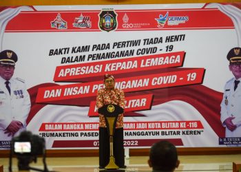 Walikota Blitar Santoso, saat berpidato dalam acara pemberian piagam penghargaan penanganan Covid-19, foto : Dani ES/Detak.media