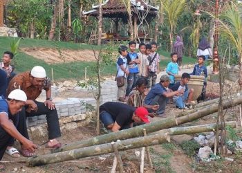 Para warga saat memainkan bedil, foto : ist