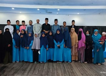 Foto bersama, Bupati Natuna (tengah baju hitam) dengan murid beserta pendiri Yayasan Hafiz Qur'an Natuna (foto : Ist/DM)