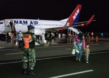 Pesawat Nam Air tiba di bandara Raden Sadjad Natuna pukul 18:00 Wib (f : Ist)