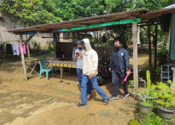 YT (jaket putih) saat dijemput Tim Jatanras Polresta Tanjungpinang dikediamannya, foto : ist