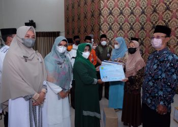 Walikota Tanjungpinang, Rahma secara simbolis menyerahkan bantuan untuk RT RW, foto : ist
