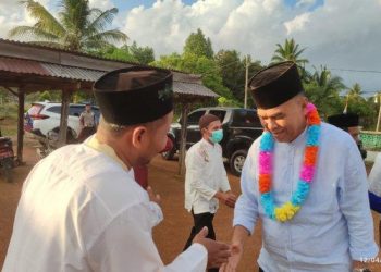 Antusias warga menyambut rombongan Safari Ramadhan Bupati Natuna (foto : Kom/DM)
