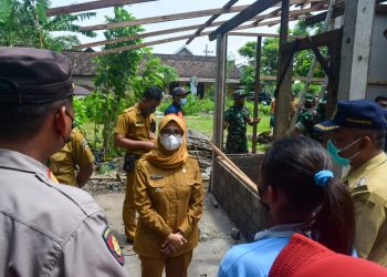 Bupati Blitar, Rini Syarifah saat meninjau rumah Mbah Miseni, yang roboh pasca terkena puting beliung, foto : Dani ES/Detak.media