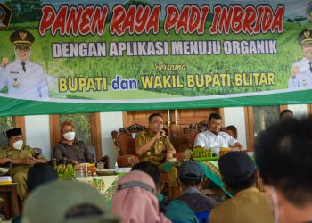 Wakil Bupati Kabupaten Blitar, Rahmat Santoso, saat lakukan penyuluhan hasil tani, padi bersama dinas pertanian di Desa Sragi, Talun, foto : Dani ES/Detak.media