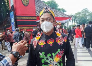 Ketua DPRD Kota Blitar, dr Syahrul saat di wawancarai, seusai upacara hari jadi Kota Blitar ke 116, foto : Dani ES/detak.media