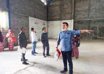 Ketua Komisi II, Yohan Tri Waluyo (menunjuk) lokasi gudang yang dipertanyakan kapasitasnya memuat beras 430 ton untuk program rastrada, foto : Dani Elang Sakti/detak.media