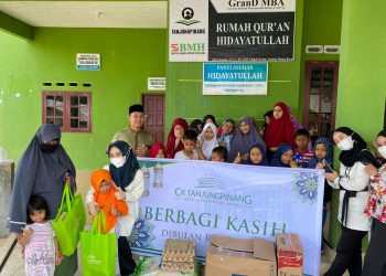 Foto bersama Perwakilan dari Staff dan Management Hotel CK Tanjungpinang bersama anak – anak dan pengurus panti Asuhan Hidayatullah, foto : ist