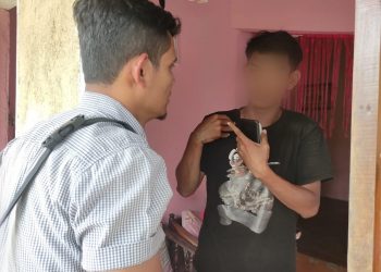Pelaku (kanan) saat diamankan oleh Tim Jatanras Polresta Tanjungpinang, foto : ist