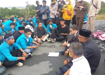 Anggota DPRD Kepri, saat menemui para mahasiswa yang melakukan demo di Gedung DPRD Kepri, foto : mael/detak.media