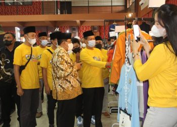Ketua DPRD Kota Blitar, dr Syahrul Alim, bersama Walikota Blitar, Santoso saat melihat salah satu lapak Thrift Festifal, foto : Dani ES/detak.media