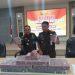 Kepala Seksi Intelijen (Kasintel) Kejari Tanjungpinang, Bambang (kiri) saat memperlihatkan uang sitaan kasus TPPU Narkotika, foto : Mael/detak.media