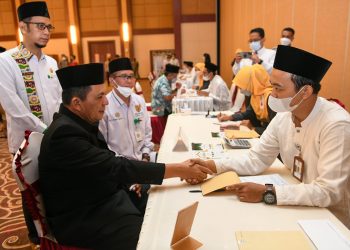 Gubernur Kepri, Ansar Ahmad saat menyerahkan Zakat kepada Baznas Kepri, foto : ist