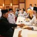 Gubernur Kepri, Ansar Ahmad saat menyerahkan Zakat kepada Baznas Kepri, foto : ist