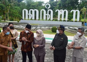 Bupati Blitar, Rini Syarifah (tengah) di dampingi dengan Ketua Dekranasda, Zainal Arifin (kiri, bersongkok) saat lakukan prosesi pembukaan kembali RTH kanigoro, dengan di tandai pelepasan burung merpati, foto : Dani ES/detak.media