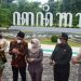 Bupati Blitar, Rini Syarifah (tengah) di dampingi dengan Ketua Dekranasda, Zainal Arifin (kiri, bersongkok) saat lakukan prosesi pembukaan kembali RTH kanigoro, dengan di tandai pelepasan burung merpati, foto : Dani ES/detak.media