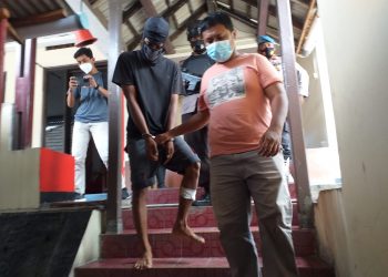 Pelaku saat diamankan di Mapolsek Bukit Bestri, foto : Mael/detak.media