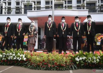 Komisioner Komisi Pemilihan Umum (KPU) yang baru dilantik (dari kiri) Yulianto Sudrajat, Parsadaan Harahap, Betty Epsilon Idroos, Hasyim Asy'ari, Idham Holik, Mochammad Afifuddin, dan August Mellaz tiba di Gedung KPU, Jakarta, Selasa (12/4/2022). ANTARA FOTO/Akbar Nugroho Gumay/TOM.