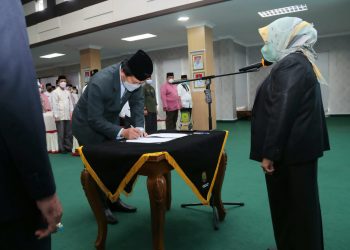 Walikota Tanjungpinang, Rahma saat melantik Pj Sekdako Tanjungpinang, foto : ist