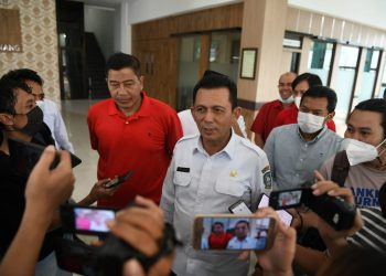 Gubernur Kepri, Ansar Ahmad saat berada di kantor PLN, foto : ist