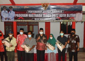 Walikota Blitar, Santoso (tengah, batik corak coklat merah) di dampingi oleh Ketua DPRD, dr Syahrul Alim (kiri, batik corak merah), saat foto bersama dengan penerima bantuan Rastrada,foto : Dani ES,/detak.media