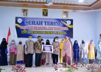 Serah terima bantuan beasiswa Jaringan Sekolah Islam Terpadu (JSIT) Indonesia untuk anak penyintas bencana Gunung Semeru kepada Yayasan Al Uswa, di Desa Pasirian Kecamatan Pasirian, Kabupaten Lumajang, Kamis (14/4/2022). (ANTARA/HO-Diskominfo Lumajang)
