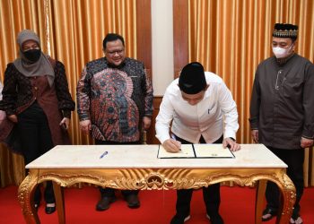 Gubernur Kepri, Ansar Ahmad saat tandatangani MoU, foto : Ist