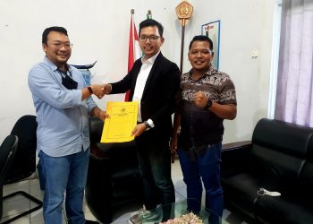 Penyerahan SK dari Ketua Stisipol Raja Haji, foto : Mael/detak.media