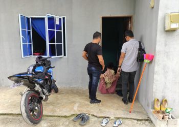 Pelaku menangis saat dijemput oleh Tim Jatanras Polresta Tanjungpinang dikediamannya, foto : ist