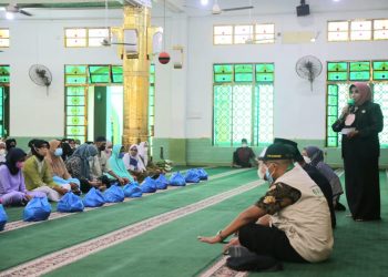 Walikota Tanjungpinang, Rahma saat memberikan bantuan zakat untuk para muallaf dan marbot, foto : ist