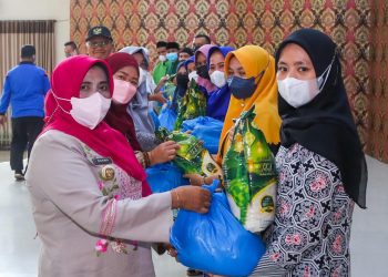 Walikota Tanjungpinang, Rahma saat menyerahkan secara simbolis zakat profesi ASN Pemko Tanjungpinang, foto : ist
