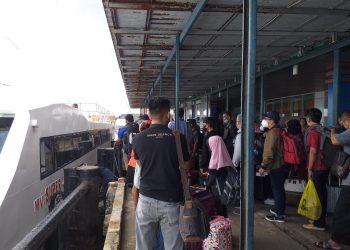 Penumpang di Pelabuhan Sri Bintan Pura, foto : mael/detak.media