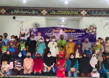 Foto bersama dengan dhuafa, foto : ist