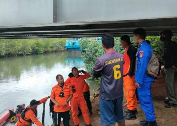 Tim Basarnas saat melakukan pencarian terhadap anak yang diterkam buaya, foto : ist