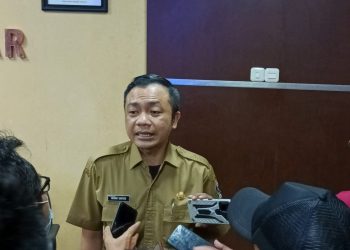 Wabup Blitar Rahmat Santoso, saat sedang di wawancarai oleh wartawan di Kantor Bupati Blitar., foto : Dani Elang Sakti/detak.media