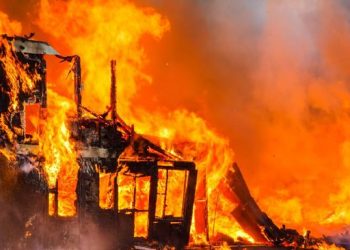 Ilustrasi kebakaran. Belasan unit kendaraan pemadam kebakaran dikerahkan untuk memadamkan api yang semula membakar satu rumah di Cipinang Besar Utara, titik kenal Pasar Gembrong. (iStock/DarthArt)